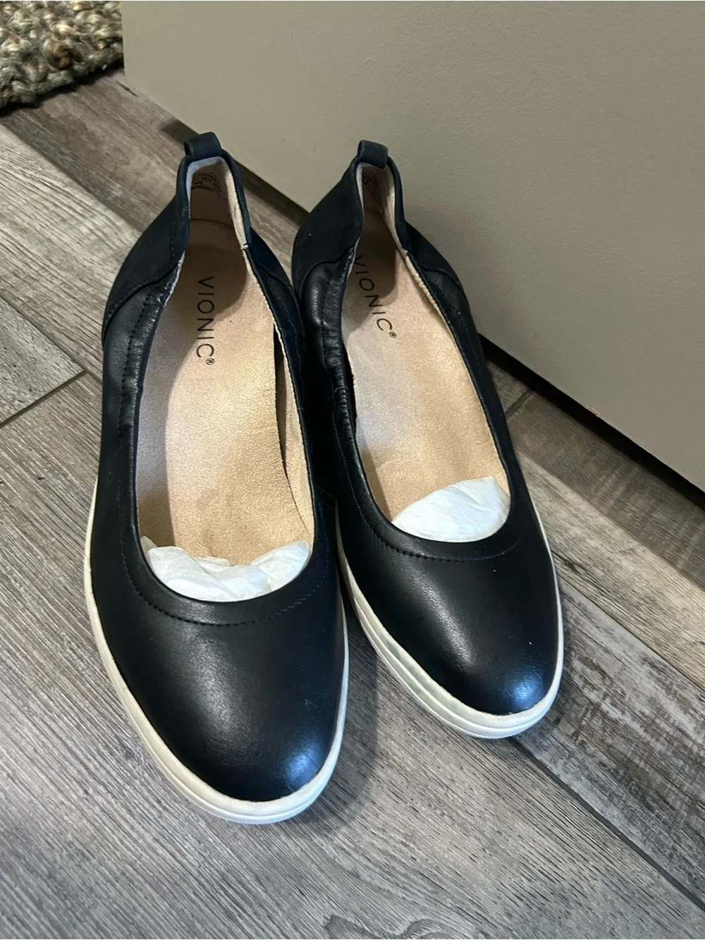 Vionic Jacey slip-on wedge shoes Black with White soles